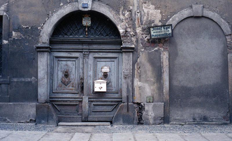 Görlitz, Handwerk 18, 04-1993.jpg - am Türgewände rechts: Klingel zum Obstpächter - bitte drücken.